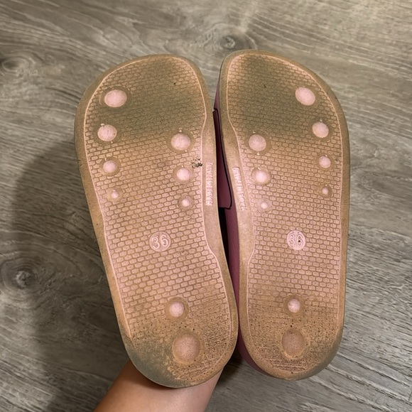 Off white slides - Picture 2 of 3